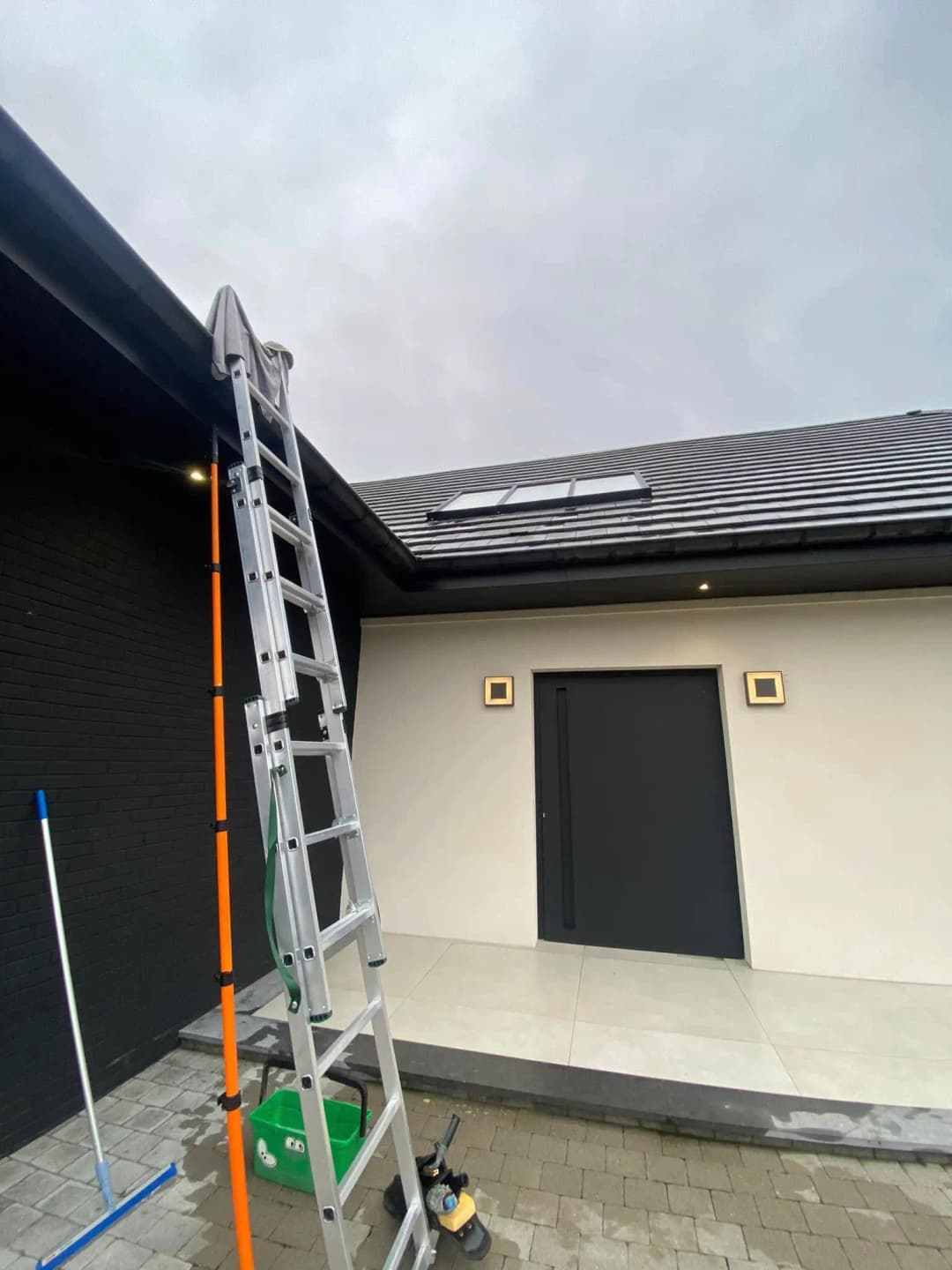 Nettoyage des vitres Velux à Lys Lez Lannoy, par Paandawlv, Laveur de vitres professionnel