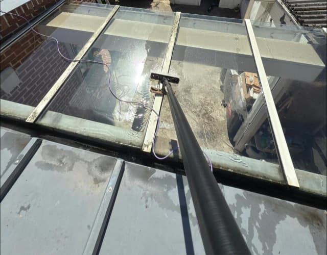 Prestation Nettoyage de baie vitrée à Roubaix par Paandawlv - laveur de vitres professionnel