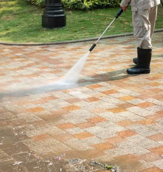 Entretien de terrasse en pierre et carrelage extérieur au nettoyeur haute pression professionnel