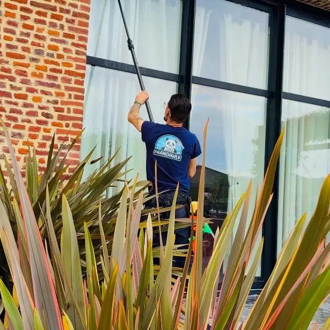 Kevin Degroote, laveur de vitres professionnel, article la American Window Cleaner Novembre 2025