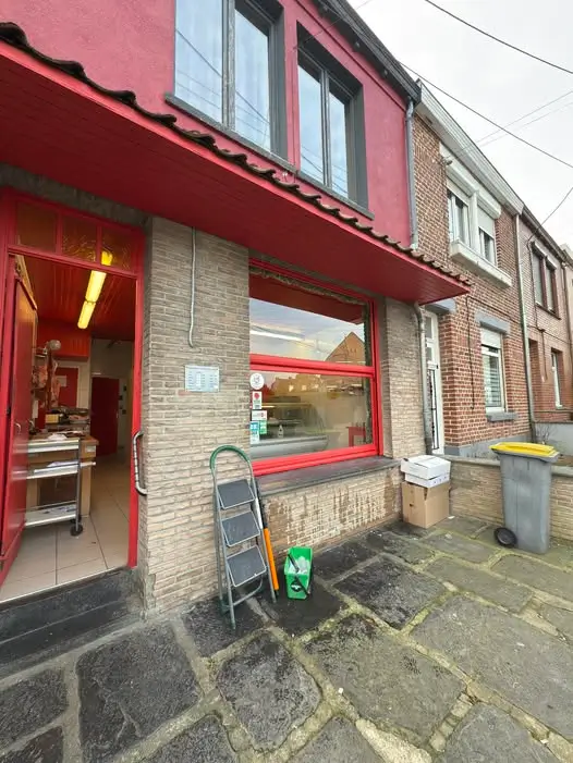 Nettoyage des vitres du commerce de La Boucherie Ladent à Hem, par Paandawlv, Laveur de vitres professionnel