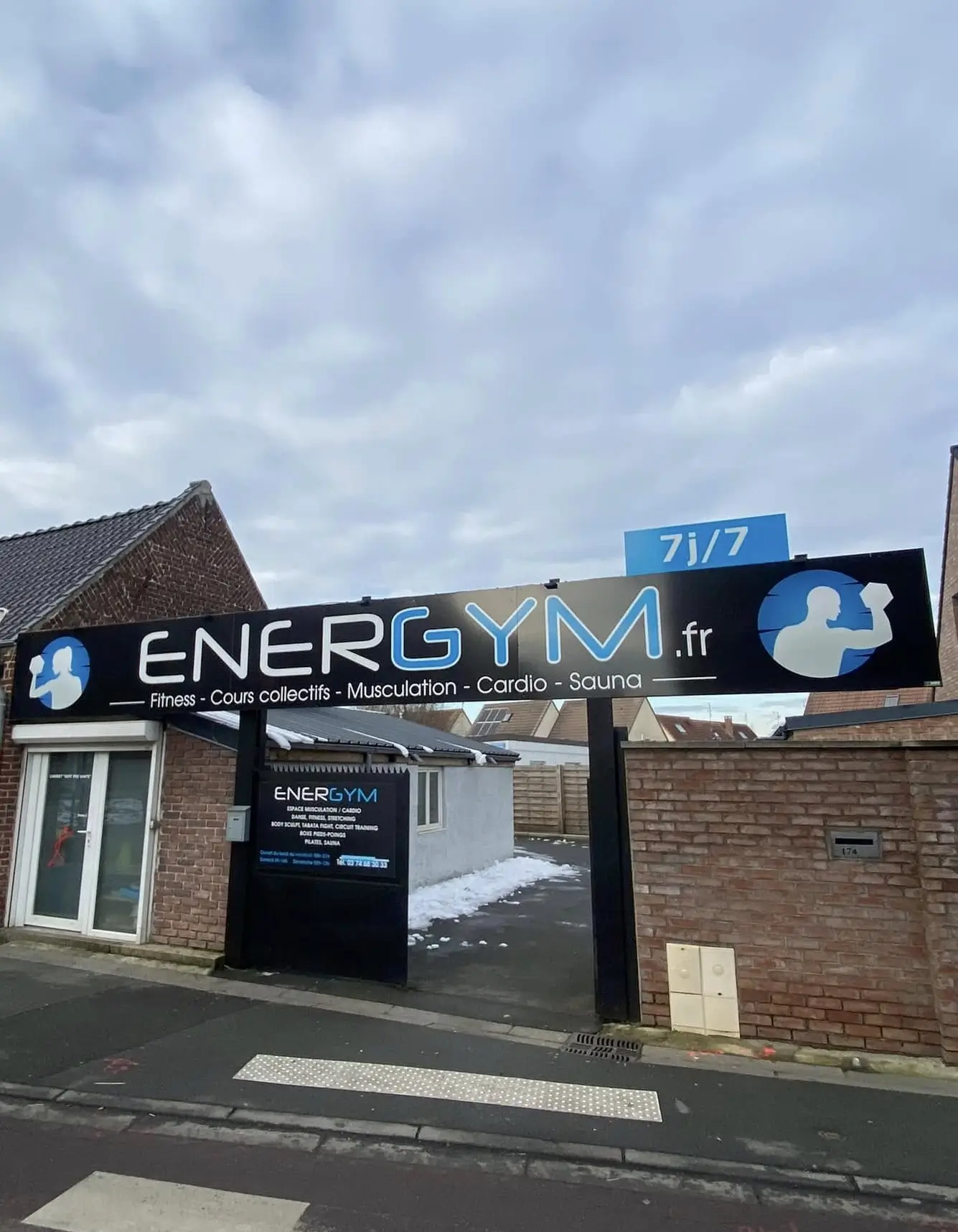 Nettoyage des baies vitrées de Energym à Lys Lez Lannoy, par Paandawlv, Laveur de vitres professionnel