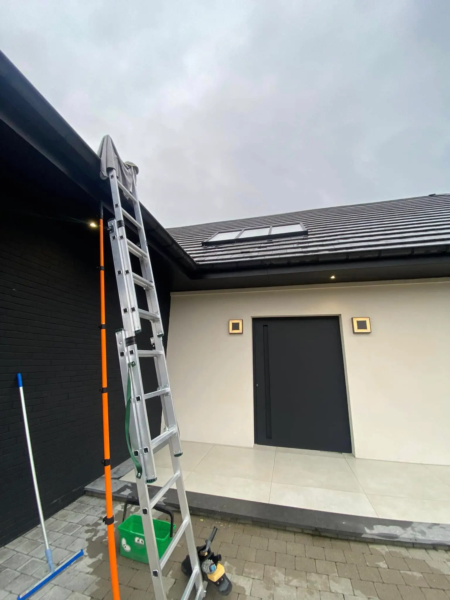 Nettoyage des vitres Velux à Lys Lez Lannoy, par Paandawlv, Laveur de vitres professionnel