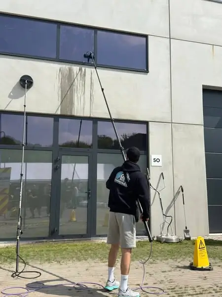 Nettoyage des vitres de façade en hauteur à Lys Lez Lannoy, par Paandawlv, Laveur de vitres professionnel