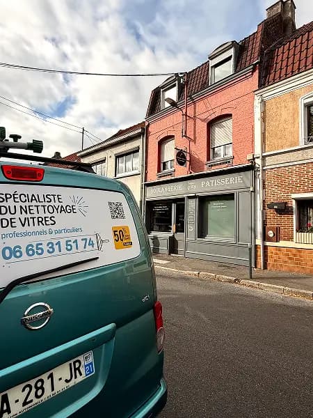 Nettoyage des vitres de la boulangerie Deleboë à Cysoing, par Paandawlv, Laveur de vitres professionnel