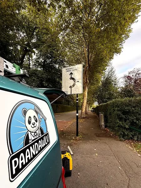 Nettoyage de panneaux signalétiques à Roubaix, par Paandawlv, Laveur de vitres professionnel