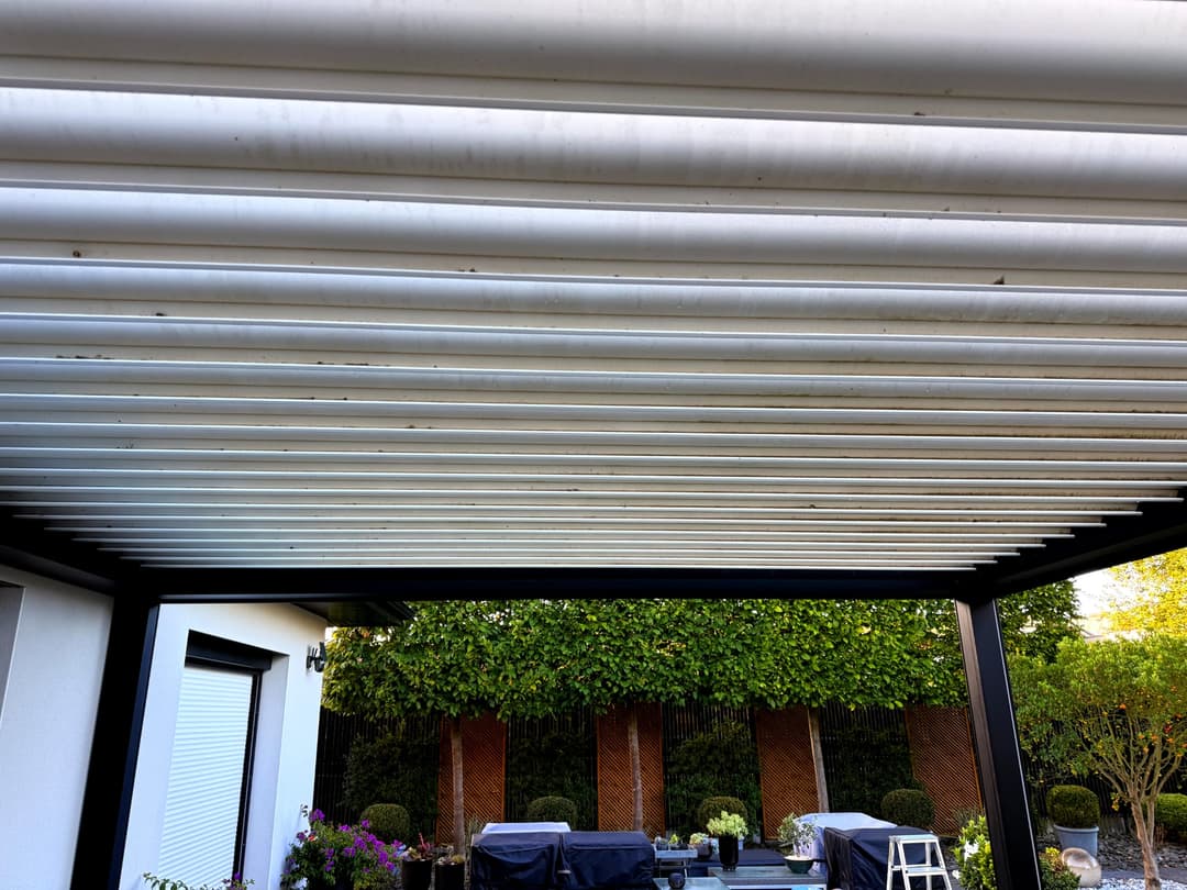 Nettoyage des lames de pergola bioclimatique à Flines-lez-Raches par PAANDAWLV
