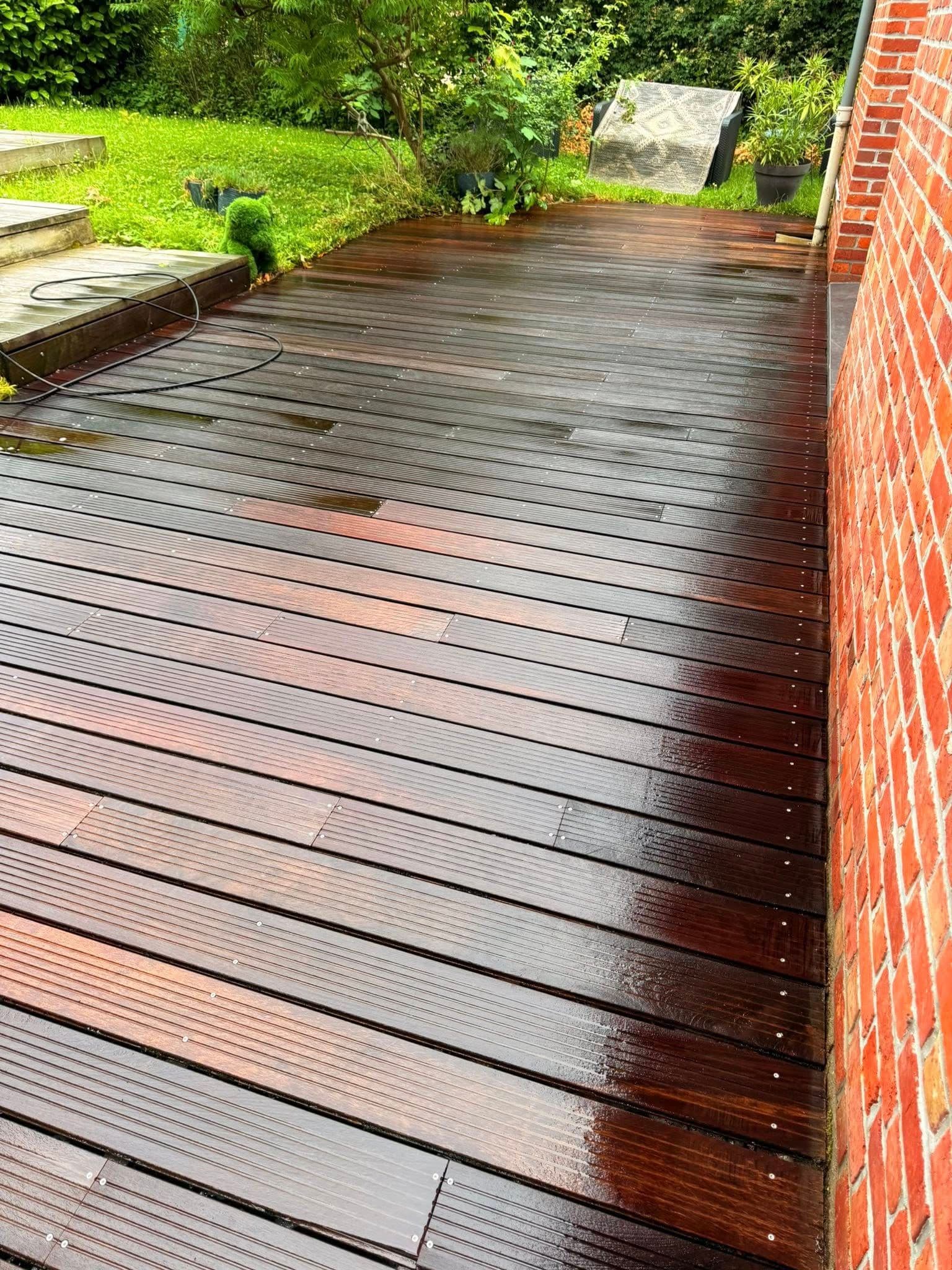 Terrasse en lames de bois parfaitement propre et décontaminée à Mérignies par PAANDAWLV
