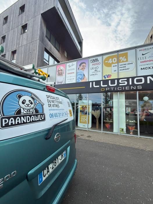 Intervention de PAANDAWLV pour le nettoyage des vitrines de la boutique Illusion Opticiens à Lys-lez-Lannoy