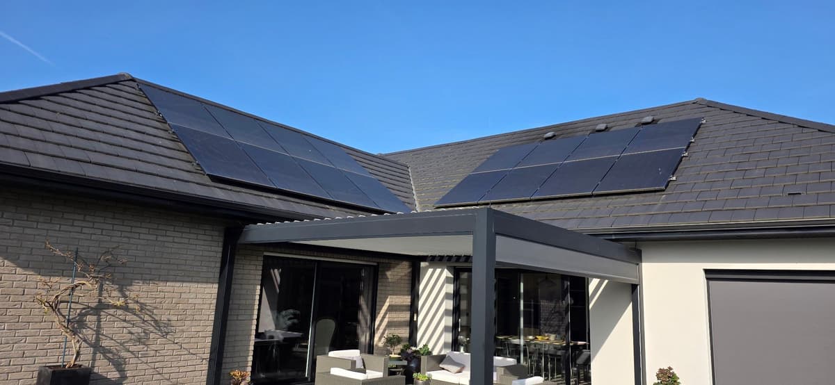 Installation photovoltaïque parfaitement propre sur toiture à Flines-lez-Raches après passage de PAANDAWLV