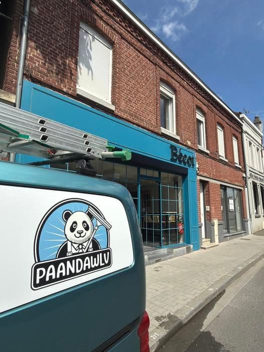 Camionnette PAANDAWLV devant la façade bleue du restaurant Bécot à Wattignies pour le nettoyage des vitres