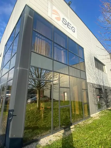 Nettoyage des façades vitrées de la société SEG à Lys Lez Lannoy, par Paandawlv, Laveur de vitres professionnel