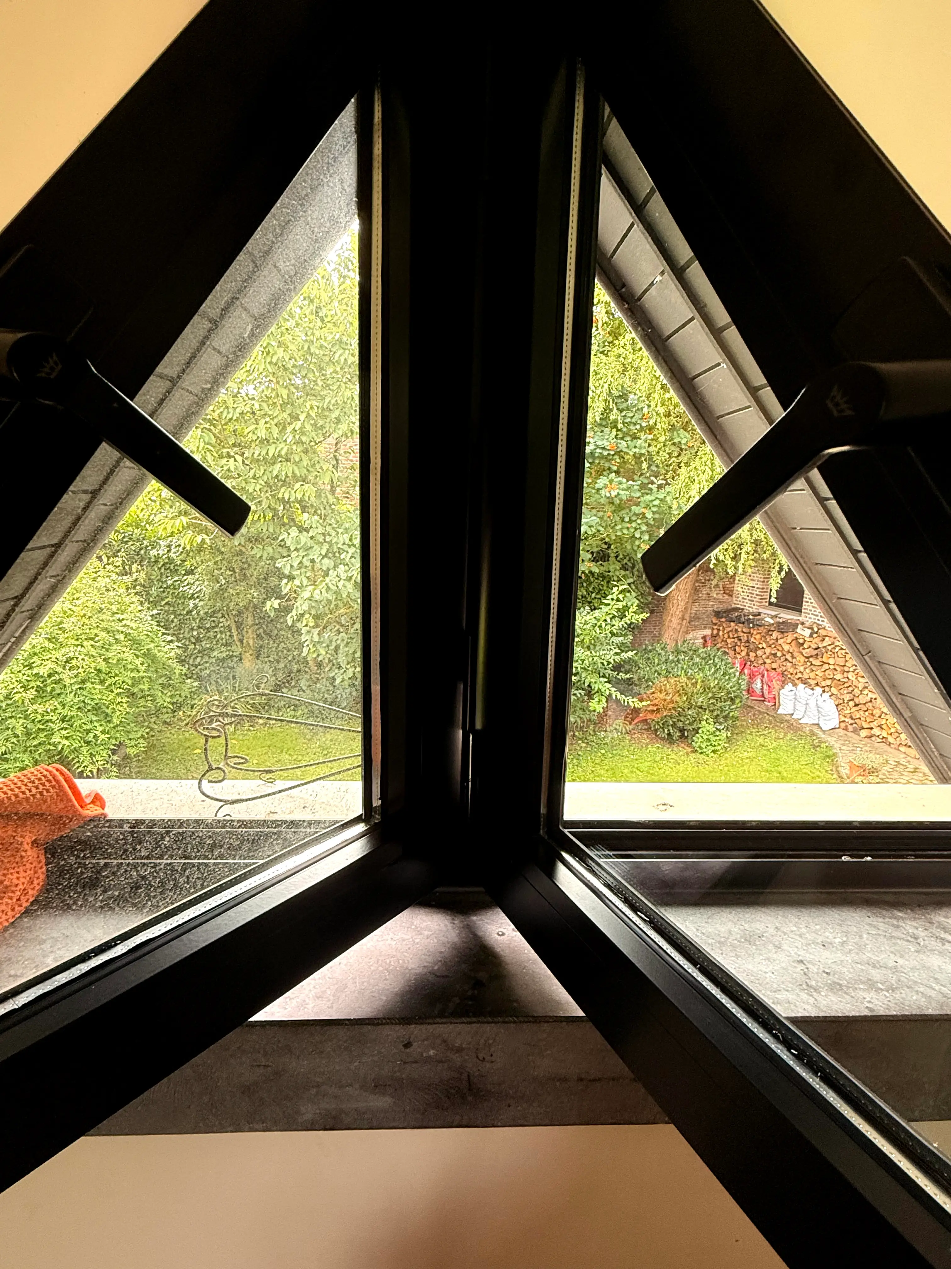 Nettoyage de vitre triangle difficile à Bouvignies, par Paandawlv, Laveur de vitres professionnel