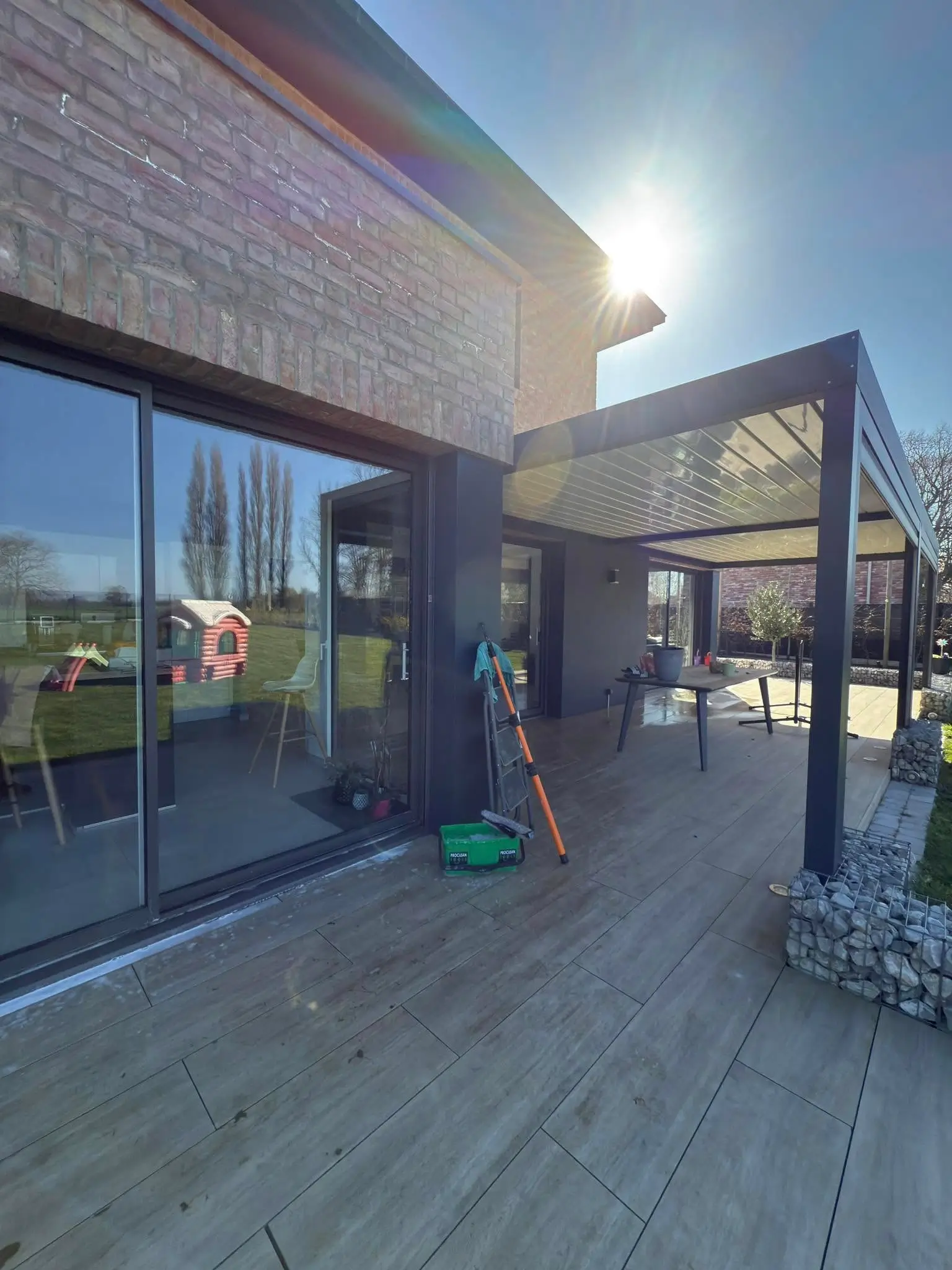 Nettoyage de baie vitrée à Bouvignies, par Paandawlv, Laveur de vitres professionnel