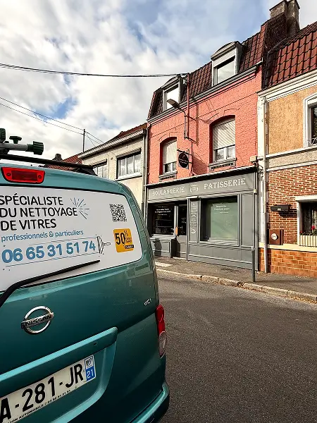 Nettoyage des vitres de la boulangerie Deleboë à Cysoing, par Paandawlv, Laveur de vitres professionnel