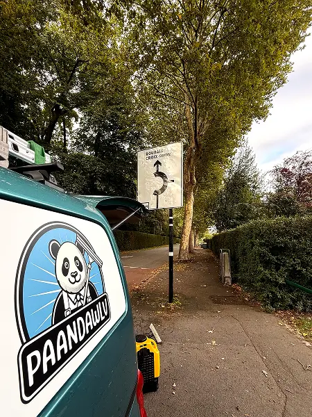 Nettoyage de panneaux signalétiques à Roubaix, par Paandawlv, Laveur de vitres professionnel