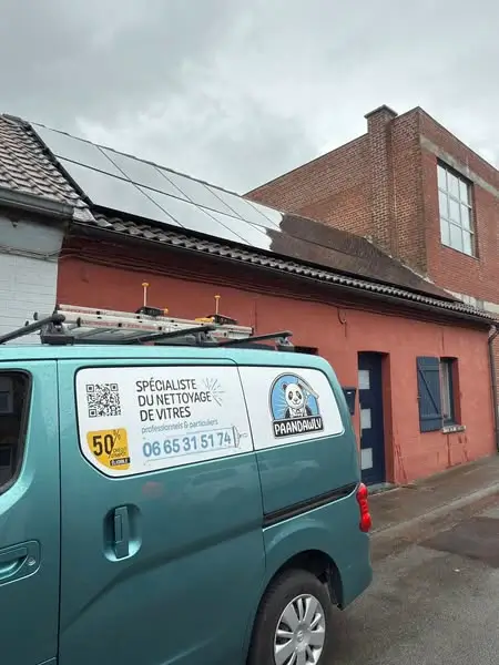 Nettoyage des panneaux solaires à Blandain, par Paandawlv, Laveur de vitres professionnel