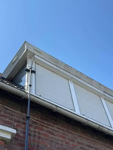 Nettoyage de cheneaux à Roubaix, par Paandawlv, Laveur de vitres professionnel
