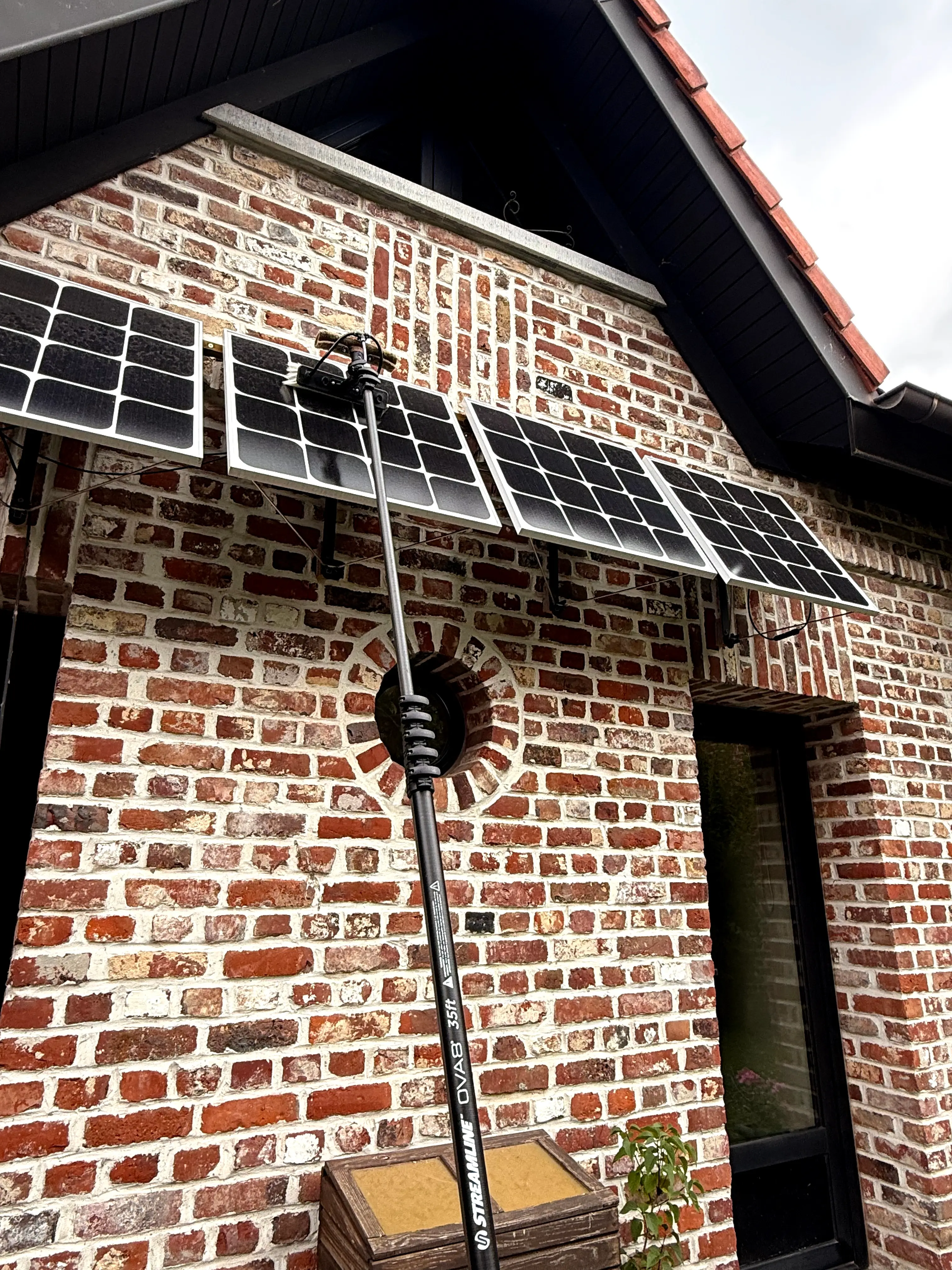 Nettoyage des panneaux solaires à Bouvignies, par Paandawlv, Laveur de vitres professionnel