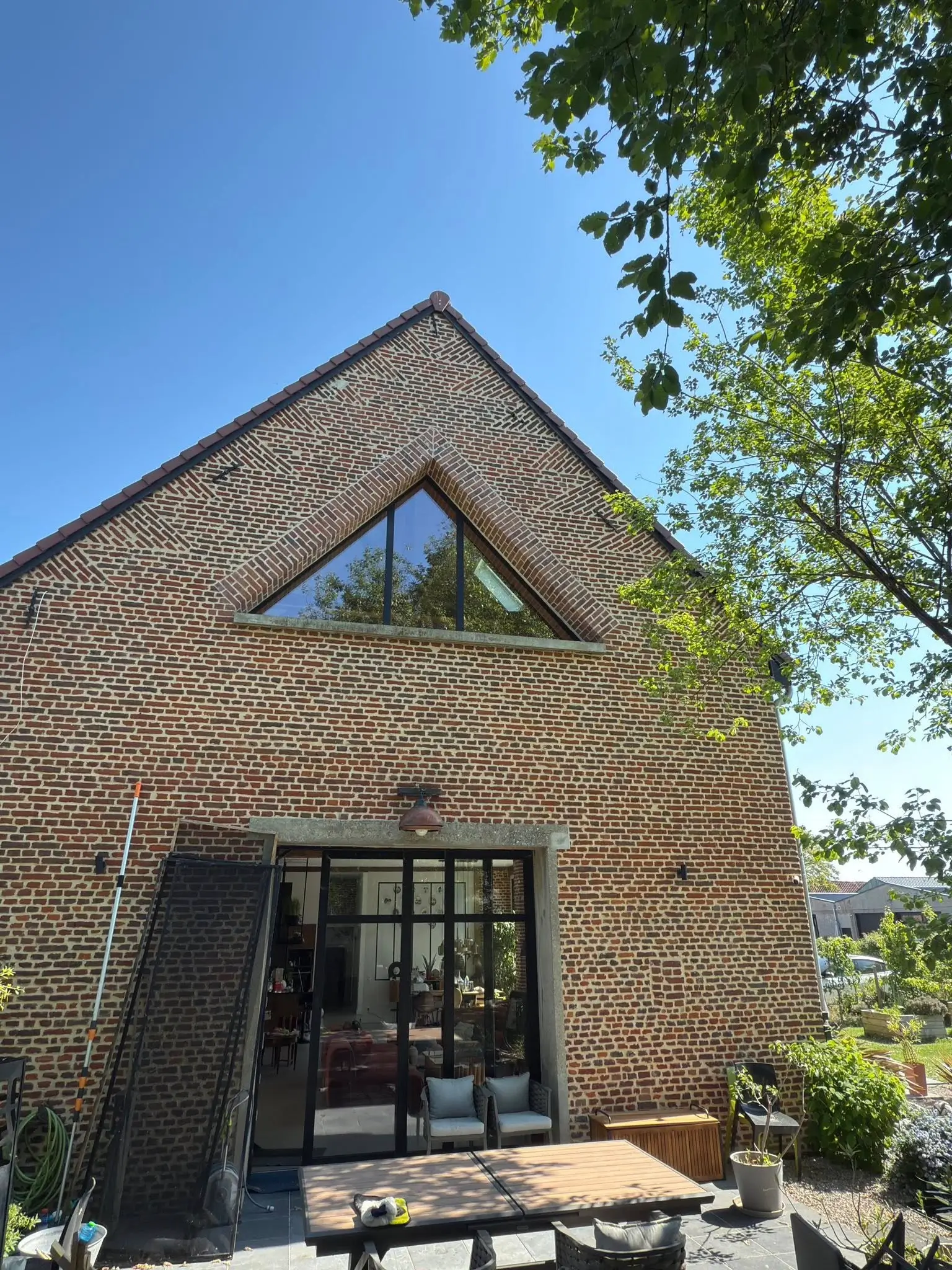 Nettoyage d'un triangle vitré en hauteur à Orchies, par Paandawlv, Laveur de vitres professionnel