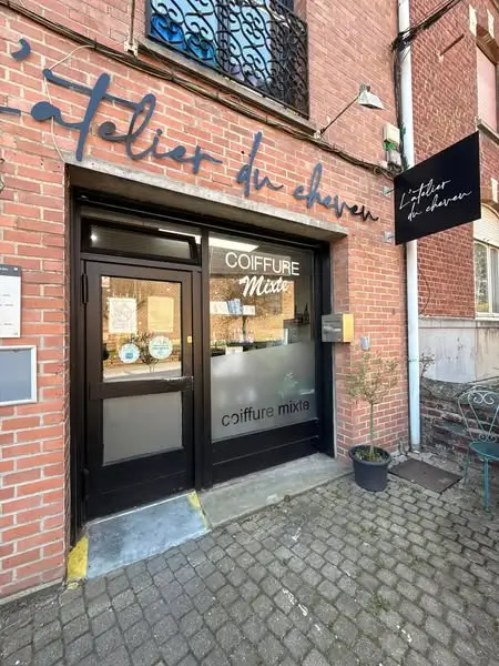 Nettoyage des vitres de la vitrine d'entrée du salon de coiffure L'Atelier du Cheveu à Sailly, par Paandawlv, Laveur de vitres professionnel