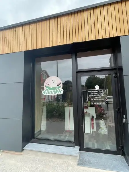 Nettoyage des vitres d'entrée du salon de toilettage Gamkie à Phalempin, par Paandawlv, Laveur de vitres professionnel