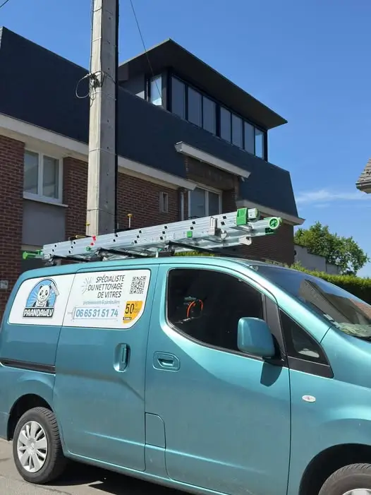 Nettoyage des vitres en hauteur à Blandain, par Paandawlv, Laveur de vitres professionnel