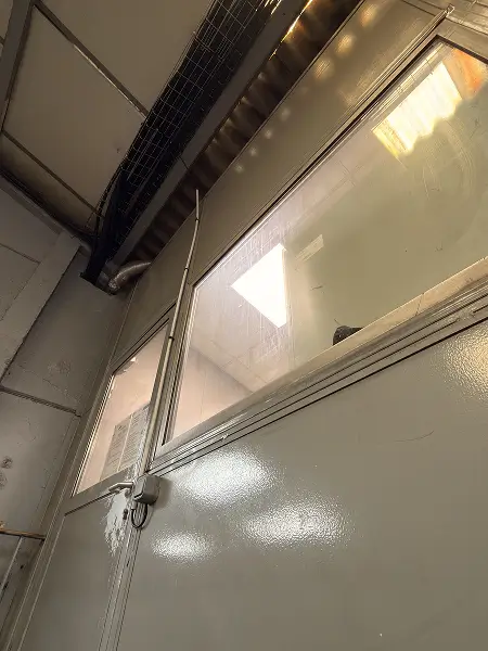 Avant Nettoyage des vitres de la société Duo Emballages, par Paandawlv, Laveur de vitres professionnel