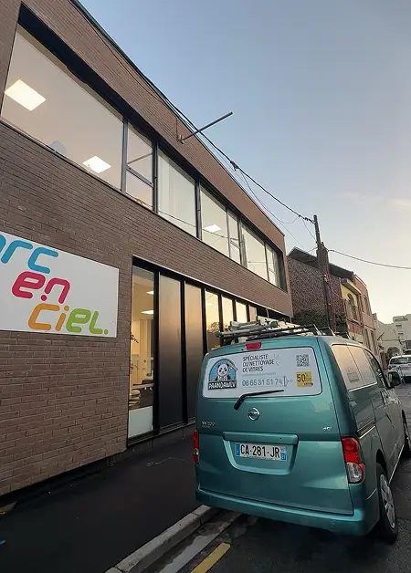 Nettoyage des façades vitrées de la société TLV à Mons-en-Baroeul, par Paandawlv, Laveur de vitres professionnel